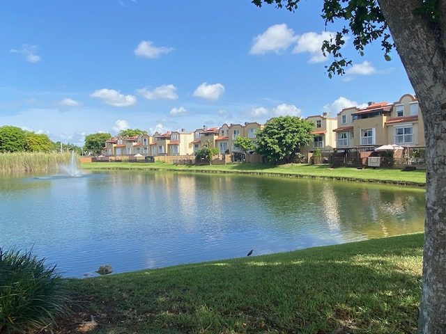 Townhomes con vista a un lago en Coral Pointe