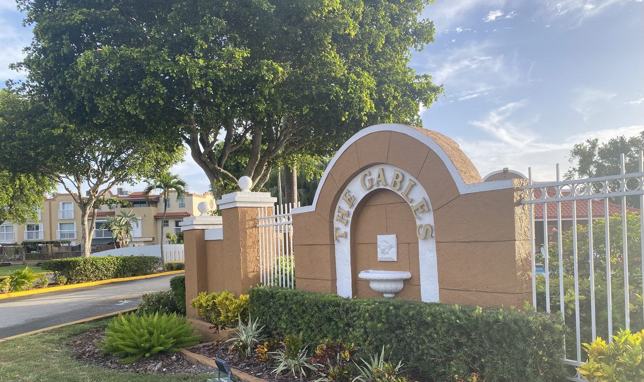 El monumento de entrada de The Gables en Coral Lakes
